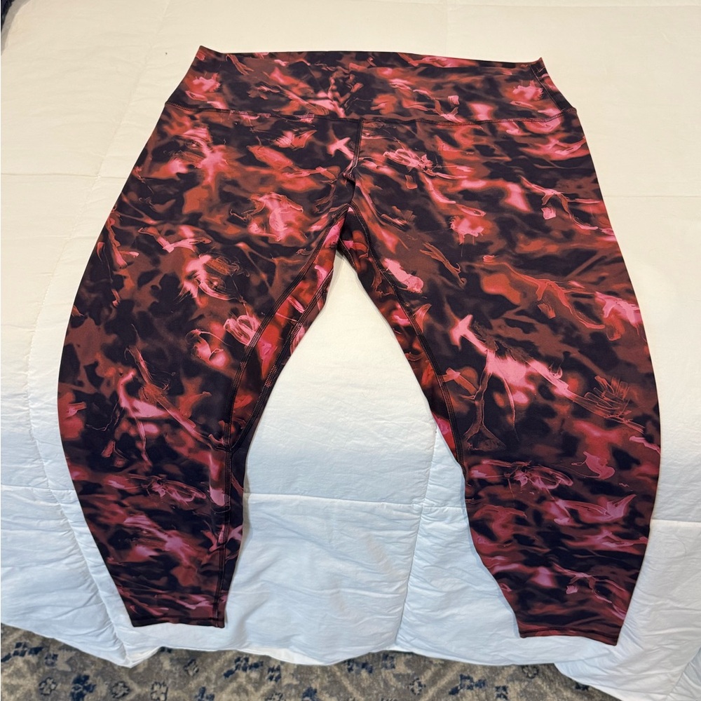Lululemon Athletica NWOT Women’s Magenta and Black Tie-dye Leggings